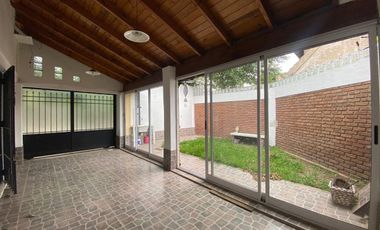 Alquila Casa 3 Amb.  C/cochera Castelar Norte