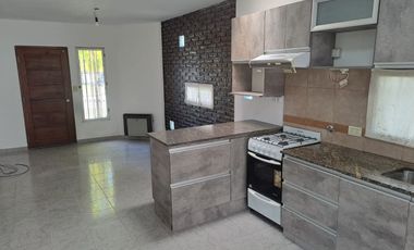 Alquila Casa 3 Amb.  C/cochera Castelar Norte