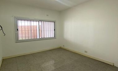 Alquila Casa 3 Amb.  C/cochera Castelar Norte