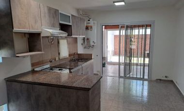 Alquila Casa 3 Amb.  C/cochera Castelar Norte