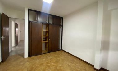 Alquila Casa 3 Amb.  C/cochera Castelar Norte