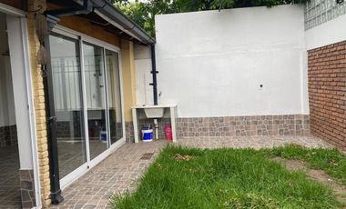 Alquila Casa 3 Amb.  C/cochera Castelar Norte