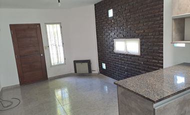 Alquila Casa 3 Amb.  C/cochera Castelar Norte