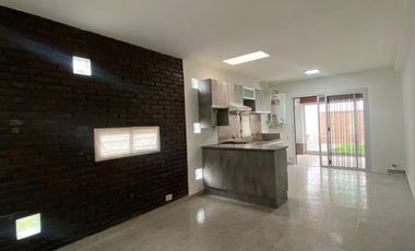 Alquila Casa 3 Amb.  C/cochera Castelar Norte