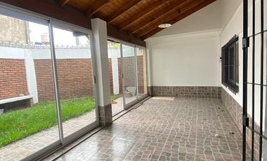 Alquila Casa 3 Amb.  C/cochera Castelar Norte