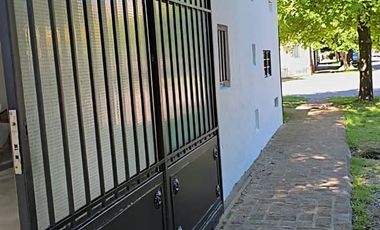 Alquila Casa 3 Amb.  C/cochera Castelar Norte