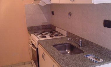 Dpto. de 2 amb., segundo piso por escalera, a tres cuadras de laestación. Muy buen estado.