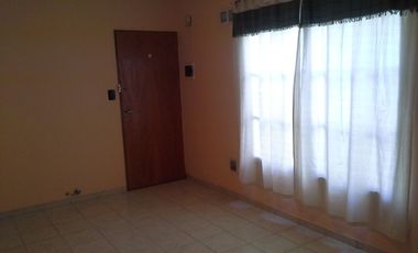 Dpto. de 2 amb., segundo piso por escalera, a tres cuadras de laestación. Muy buen estado.