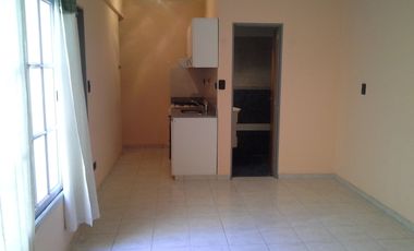 Dpto. de 2 amb., segundo piso por escalera, a tres cuadras de laestación. Muy buen estado.