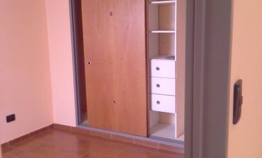 Dpto. de 2 amb., segundo piso por escalera, a tres cuadras de laestación. Muy buen estado.
