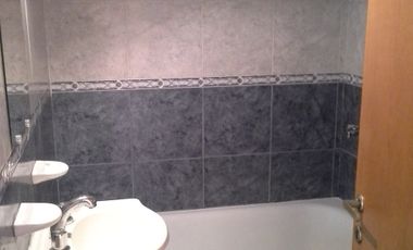 Dpto. de 2 amb., segundo piso por escalera, a tres cuadras de laestación. Muy buen estado.