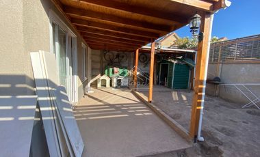 Casa en arriendo c/ estacionamiento en El Trébol