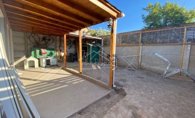 Casa en arriendo c/ estacionamiento en El Trébol