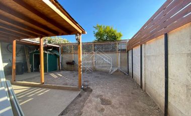 Casa en arriendo c/ estacionamiento en El Trébol