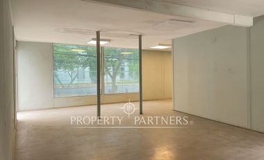 Local Comercial con Máxima Visibilidad y Gran Frente en Avenida Las Condes