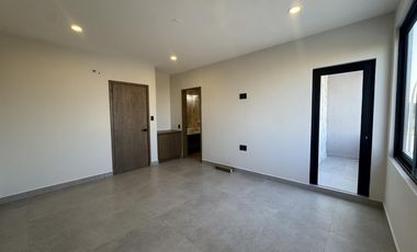 CASA DE 3 NIVELES EN VENTA EN PUNTO LOMAS