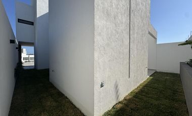 CASA DE 3 NIVELES EN VENTA EN PUNTO LOMAS