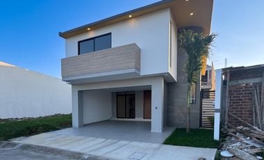 CASA CON RECAMARA EN PB EN VENTA EN LOMAS DEL DORADO