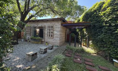 ROLDÁN - CASCO CÉNTRICO -CASA ECLECTICA- AMPLIO PARQUE