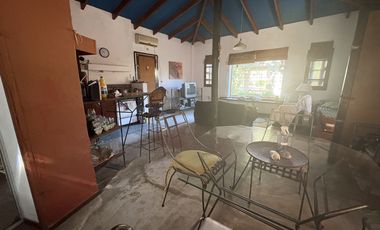 ROLDÁN - CASCO CÉNTRICO -CASA ECLECTICA- AMPLIO PARQUE