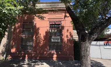 ROLDÁN - CASCO CÉNTRICO -CASA ECLECTICA- AMPLIO PARQUE