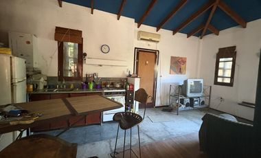 ROLDÁN - CASCO CÉNTRICO -CASA ECLECTICA- AMPLIO PARQUE