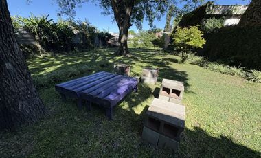 ROLDÁN - CASCO CÉNTRICO -CASA ECLECTICA- AMPLIO PARQUE