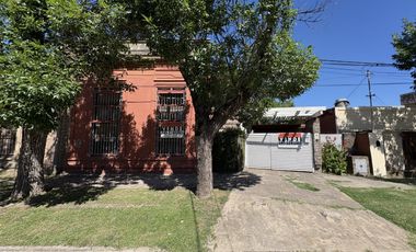 ROLDÁN - CASCO CÉNTRICO -CASA ECLECTICA- AMPLIO PARQUE