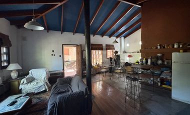 ROLDÁN - CASCO CÉNTRICO -CASA ECLECTICA- AMPLIO PARQUE