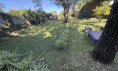 ROLDÁN - CASCO CÉNTRICO -CASA ECLECTICA- AMPLIO PARQUE