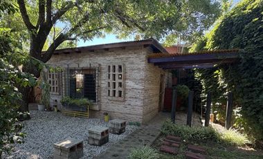 ROLDÁN - CASCO CÉNTRICO -CASA ECLECTICA- AMPLIO PARQUE