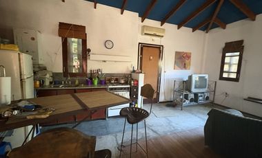 ROLDÁN - CASCO CÉNTRICO -CASA ECLECTICA- AMPLIO PARQUE