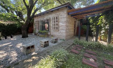 ROLDÁN - CASCO CÉNTRICO -CASA ECLECTICA- AMPLIO PARQUE