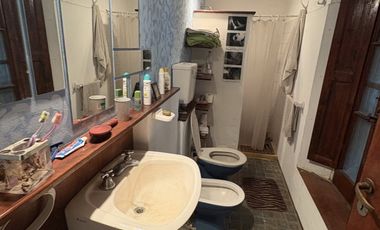 ROLDÁN - CASCO CÉNTRICO -CASA ECLECTICA- AMPLIO PARQUE