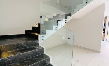 RESIDENCIA EN VENTA CON EXCELENTES ESPACIOS, FRENTE A ÁREA VERDE EN PARQUE SOFIA