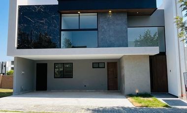 RESIDENCIA EN VENTA CON EXCELENTES ESPACIOS, FRENTE A ÁREA VERDE EN PARQUE SOFIA