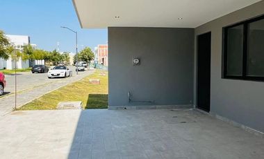 RESIDENCIA EN VENTA CON EXCELENTES ESPACIOS, FRENTE A ÁREA VERDE EN PARQUE SOFIA