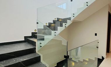 RESIDENCIA EN VENTA CON EXCELENTES ESPACIOS, FRENTE A ÁREA VERDE EN PARQUE SOFIA