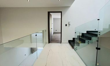 RESIDENCIA EN VENTA CON EXCELENTES ESPACIOS, FRENTE A ÁREA VERDE EN PARQUE SOFIA