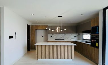 RESIDENCIA EN VENTA CON EXCELENTES ESPACIOS, FRENTE A ÁREA VERDE EN PARQUE SOFIA