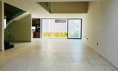 RESIDENCIA EN VENTA CON EXCELENTES ESPACIOS, FRENTE A ÁREA VERDE EN PARQUE SOFIA