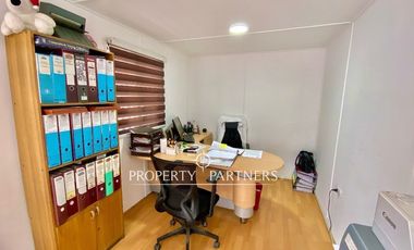 Amplio galpón con oficinas