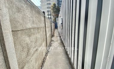 Amplio galpón con oficinas