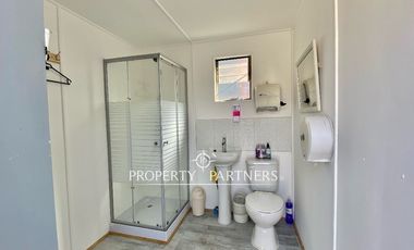 Amplio galpón con oficinas