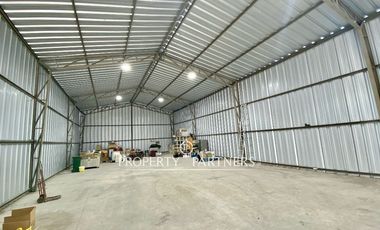 Amplio galpón con oficinas