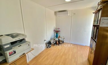 Amplio galpón con oficinas