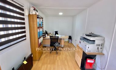 Amplio galpón con oficinas