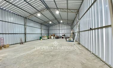 Amplio galpón con oficinas