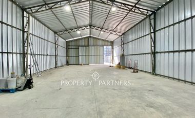Amplio galpón con oficinas
