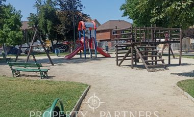 Amplia casa de tres pisos en entorno residencial privilegiado